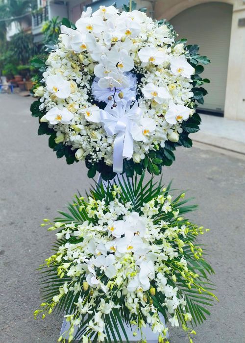 vòng hoa tang lễ sang trọng lan hồ điệp trắng